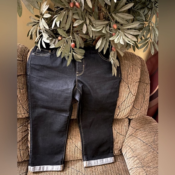 ❤️ 2 / $30 ❤️Reitmans Jeans Capri in dark wash Size 9. Two front & back pockets. - Picture 1 of 8